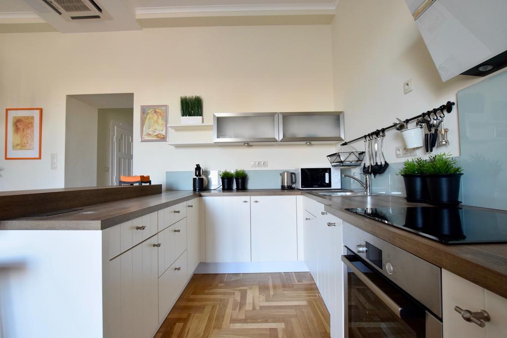 Luxury Apartment by Hi5 - Király street Suite Budapeste Exterior foto