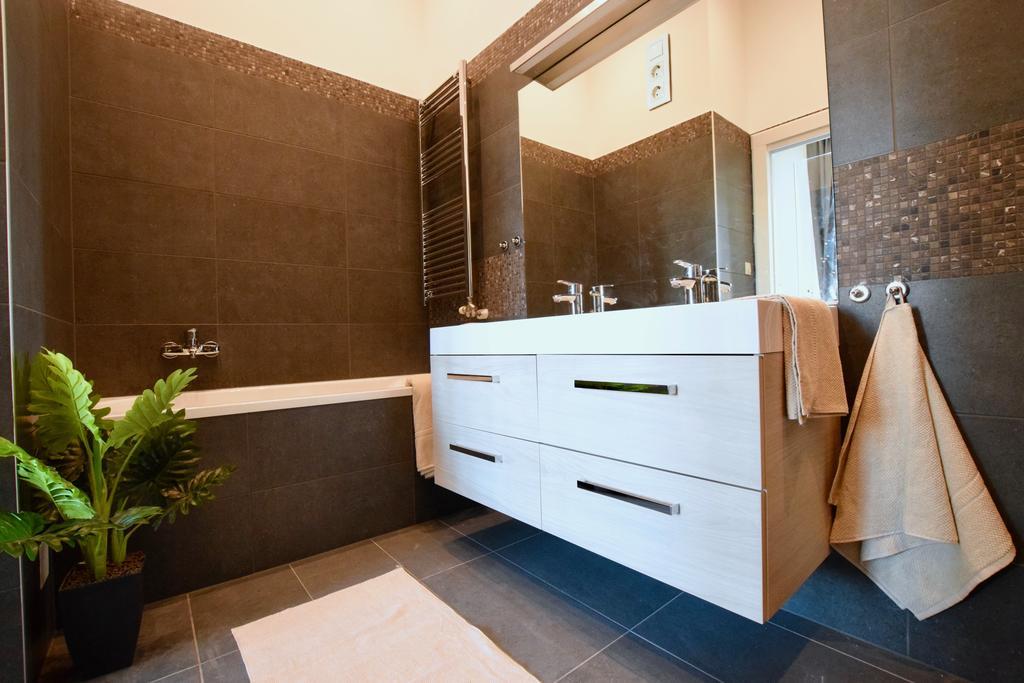 Luxury Apartment by Hi5 - Király street Suite Budapeste Exterior foto