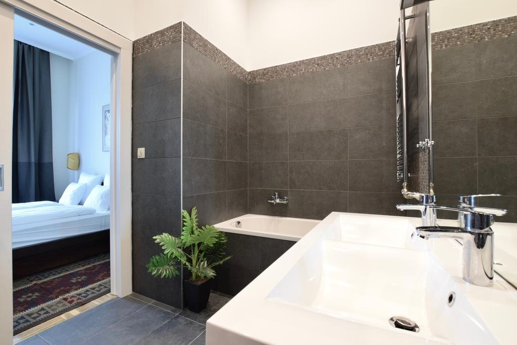Luxury Apartment by Hi5 - Király street Suite Budapeste Exterior foto